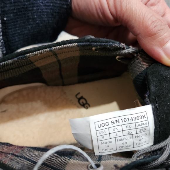 NEW UGG Black Suede Boots Chukka Kids Size 5 - Picture 6 of 6